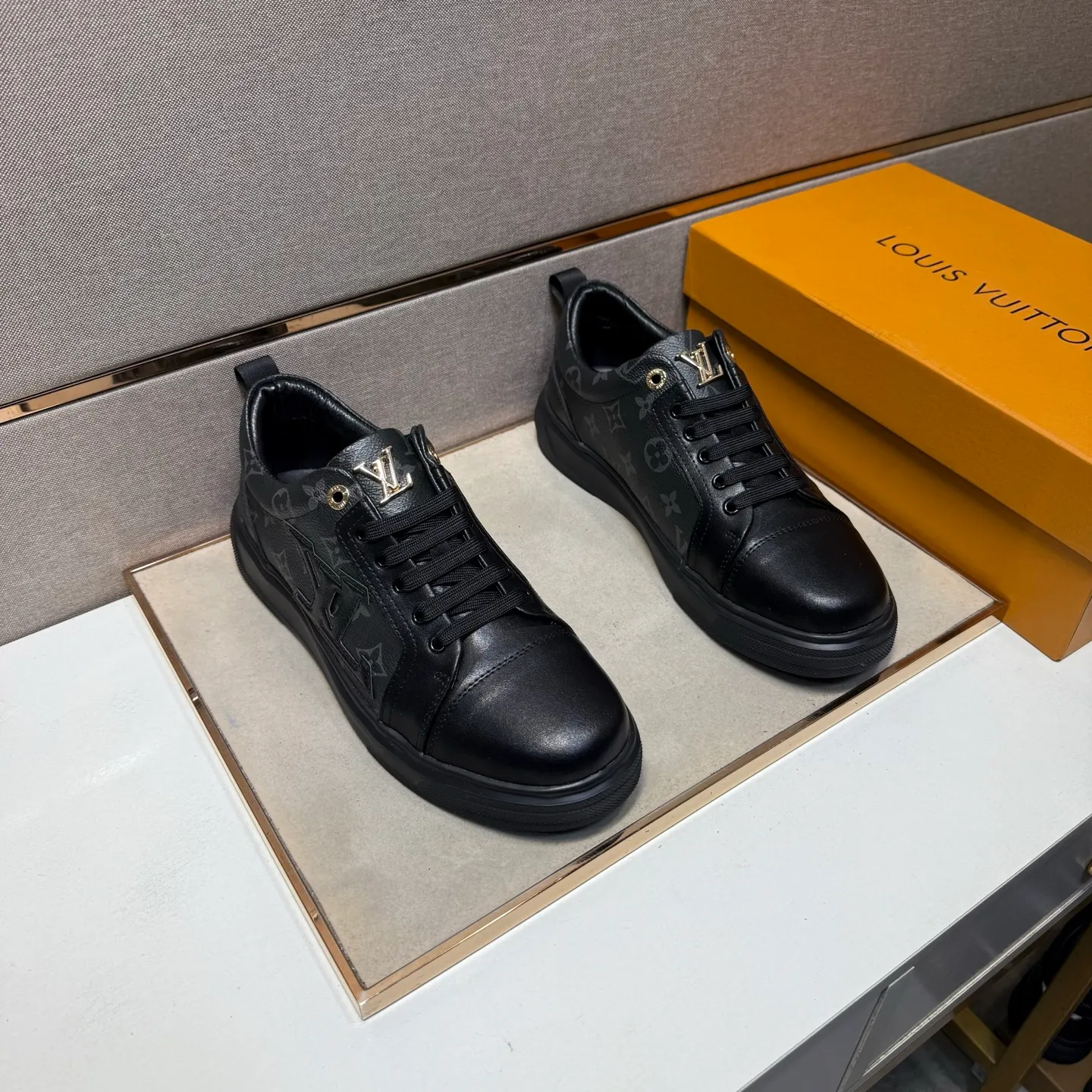 ⬛️Ex-factory price p400 [LV~] Men's casual shoes, 2025z cabinet sales simultaneously 🔶Code number: 38-44#️⃣ 🔷3 colors🔜The upper is made of multi-material splicing ➕Genuine leather lining, comfortable and breathable, sole: original comfortable and wear-resistant outsole, ⚠️real thing📱photographed🎬real thing is better📢📢📢